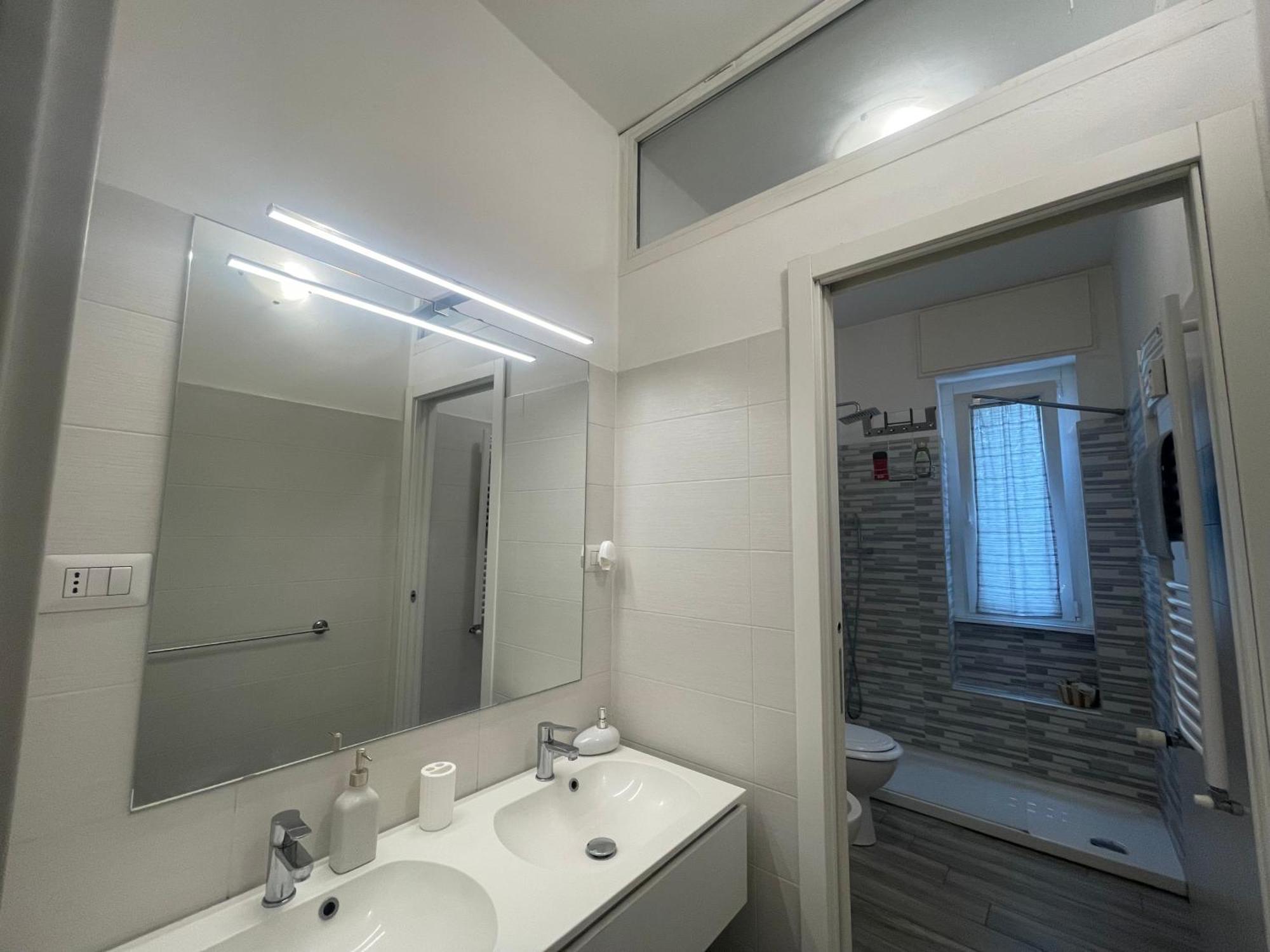 Gardone Apartment - Ampio Appartamento Con 2 Camere Da Letto - Comodo Per Duomo! Milan Luaran gambar