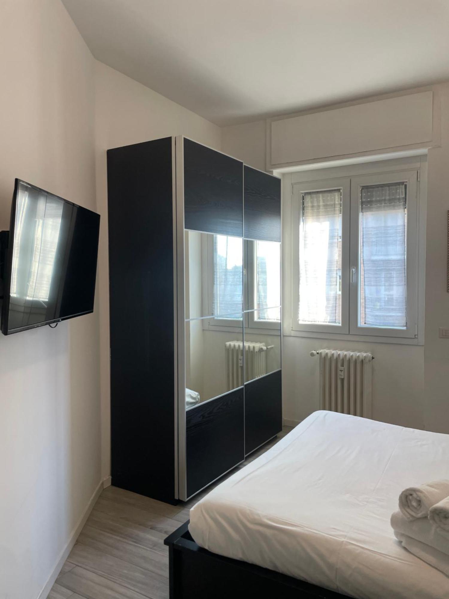 Gardone Apartment - Ampio Appartamento Con 2 Camere Da Letto - Comodo Per Duomo! Milan Luaran gambar
