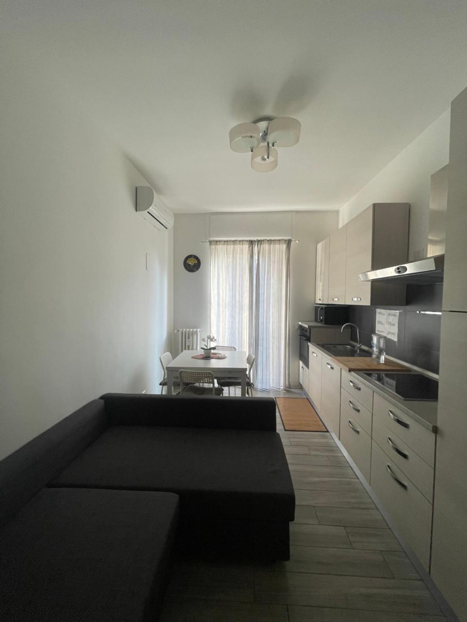 Gardone Apartment - Ampio Appartamento Con 2 Camere Da Letto - Comodo Per Duomo! Milan Luaran gambar